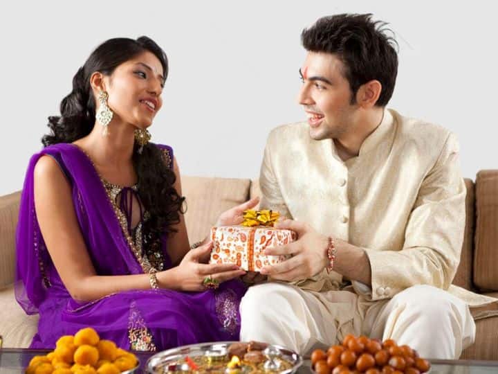 Bhai Dooj Gift Idea Give Financial Protection to Your Sister on this Bhai Dooj Bhai Dooj Special: भाई दूज पर बहन को दें ऐसा फाइनेंसियल गिफ्ट, जो उसे जिंदगीभर रहे याद, ये हैं बेहतर विकल्प