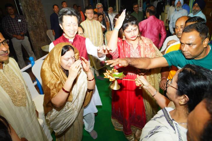 এ দিন মুখ্যমন্ত্রীর বাড়িক পুজোয় উপস্থিত ছিলেন রাজ্যপালও।
