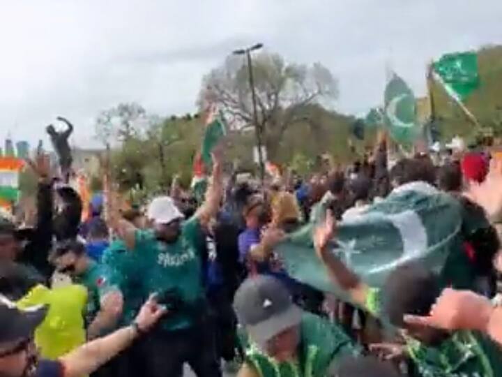 Ind Vs Pak, T20 World Cup: Video Of Fans Singing And Dancing Outside MCG Before Match Goes Viral Ind Vs Pak, T20 World Cup: Video Of Fans Singing And Dancing Outside MCG Before Match Goes Viral