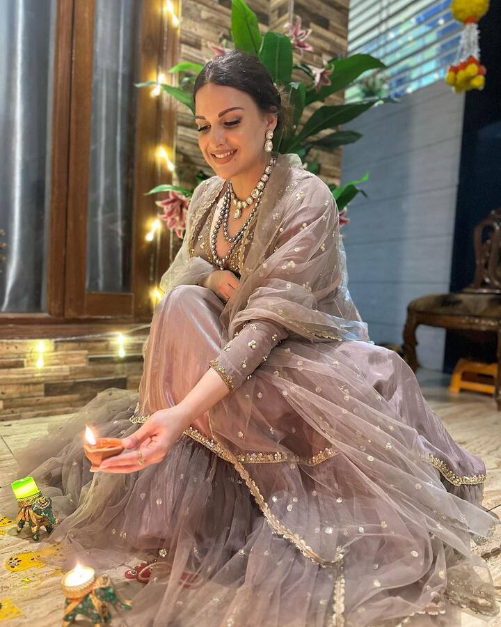 तस्वीरों में हिमांशी ट्रेडिशनल अवतार में नजर आ रही हैं. एक्ट्रेस ने दिवाली के लिए ग्रे कलर का लहंगा पहना है जिसपर गोल्डन वर्क किया हुआ है.