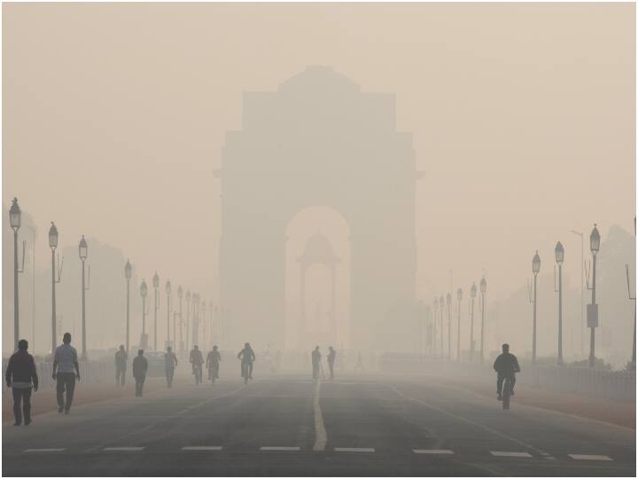 Haze with light dry air in Delhi NCR forecast of snowfall in himachal pradesh know where the weather will be Weather Update: दिल्ली-एनसीआर में धुंध और धुएं ने बढ़ाई मुश्किलें, हिमाचल में बर्फबारी का अनुमान, जानें कहां कैसा रहेगा मौसम