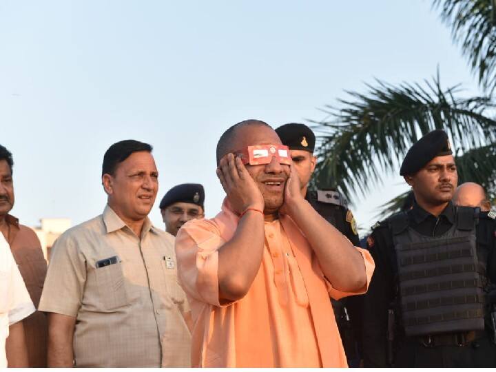 Surya Grahan 2022 CM Yogi Adityanath Watches Solar Eclipse from Gorakhpur Tara Mandal  Surya Grahan 2022: टेलीस्कोप और चश्मे से सीएम योगी ने गोरखपुर में देखा सूर्य ग्रहण का नजारा