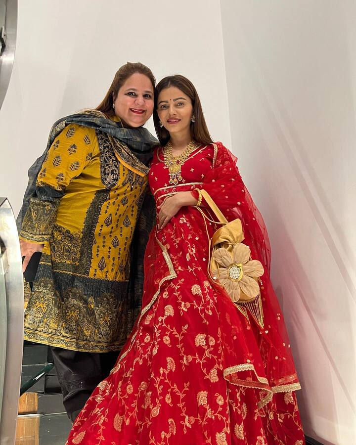 ਇਨ੍ਹੀਂ ਦਿਨੀਂ Rubina Dilaik  ਡਾਂਸ ਰਿਐਲਿਟੀ ਸ਼ੋਅ 'ਝਲਕ ਦਿਖਲਾਜਾ' 'ਚ ਧਮਾਲ ਮਚਾ ਰਹੀ ਹੈ। ਇਸ ਦੌਰਾਨ ਸੋਸ਼ਲ ਮੀਡੀਆ 'ਤੇ ਉਨ੍ਹਾਂ ਦੇ ਦਿਵਾਲੀ ਮਨਾਉਣ ਦੀਆਂ ਤਸਵੀਰਾਂ ਸਾਹਮਣੇ ਆਈਆਂ ਹਨ।