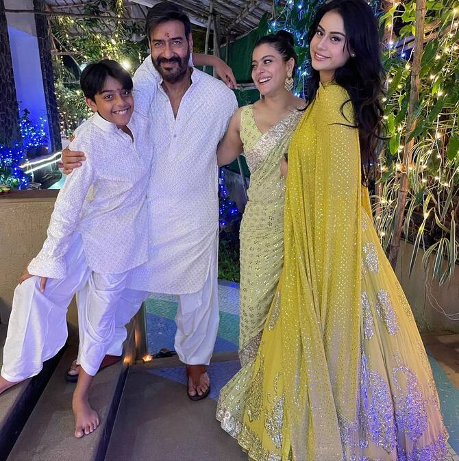 Kajol Shared Dewali 2022 Photos With Ajay Devgn And Yug Nysa Daughter Nyasa Devgan Stole All The Show | दिवाली फैमिली फोटोज में न्यासा ने ढाया कहर....मां काजोल संग ट्यूनिंग कर छाई
