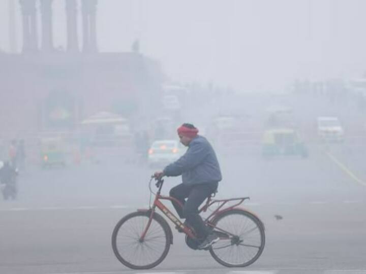 Delhi NCR Weather Updates Minimum Temperature Reached Below 15 Degrees in Delhi and AQI Recorded in Very Bad Category Delhi-NCR Weather Updates: दिल्ली में 15 डिग्री के नीचे पहुंचा पारा और AQI 300 के ऊपर, सांस लेना हुआ मुश्किल