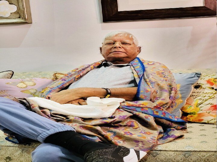 Lalu Prasad Yadav: दिवाली की रात सिंगापुर से भारत लौटे लालू प्रसाद यादव, बेटी रोहिणी ने शेयर की ये तस्वीरें