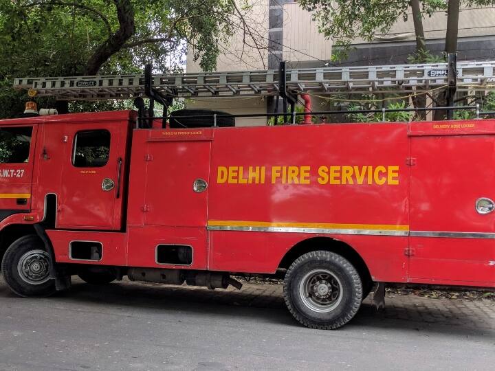 Delhi Fire brigade received information from 201 places on Diwali ANN Diwali 2022: दिल्ली में दिवाली के दिन फैक्ट्री, रेस्तरां समेत कई जगहों पर लगी आग, फायर ब्रिगेड को आए 200 से अधिक  फोन