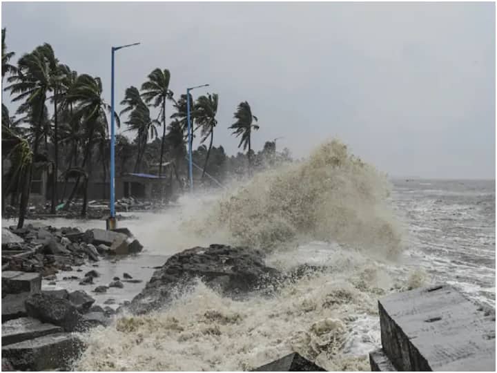 bangladesh sitrang cyclone five killed heavy rain likely in many states of india today schools closed in meghalaya Cyclone Sitrang : बांगलादेशात 'सितरंग' चक्रीवादळाचे पाच बळी, भारतात अनेक राज्यांमध्ये आज मुसळधार पावसाची शक्यता