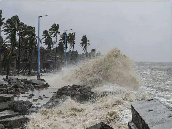 bangladesh sitrang cyclone five killed heavy rain likely in many states of India today schools closed in Meghalaya बांग्लादेश में 'सितरंग' की चपेट में आने से 5 की मौत, भारत के कई राज्यों में आज भारी बारिश की संभावना, मेघालय में स्कूल बंद