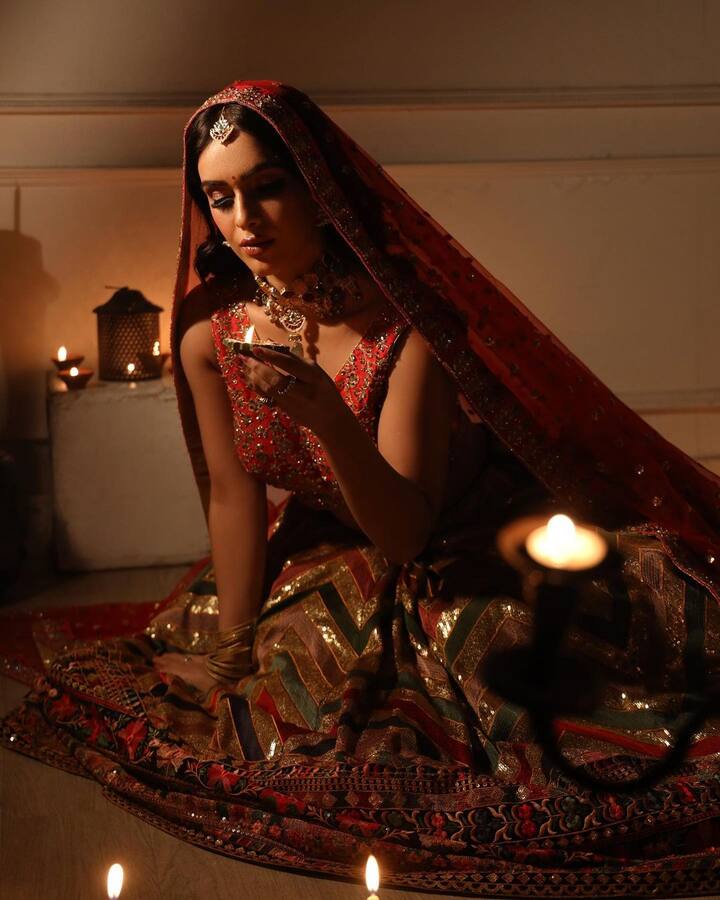 नेहा ने अपने इस लुक को मल्टी कलर का नेकलेस और कानों में मैचिंग इयररिंग्स के साथ पूरा किया हैं. ये तस्वीरें काफी तेजी से वायरल हो रही हैं.