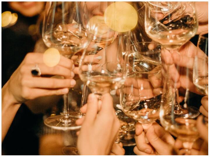 Keep Things In Mind While Drinking Alcohol in Diwali Parties Diwali Party: दिवाली पार्टी में ड्रिंक्स लेते समय कुछ बातों का रखें ध्यान, इनसे होगा कम नुकसान