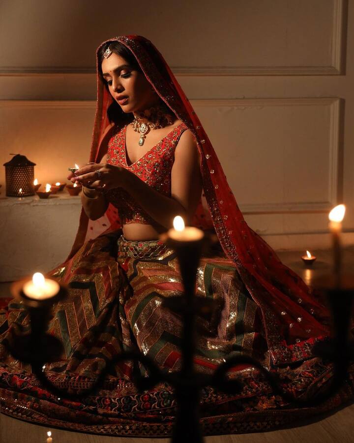 नेहा तस्वीरें को शेयर करते हुए लिखा कि, दीपों के इस त्योहार के साथ, आपको खुशी, समृद्धि और प्यार मिले…आपको और आपके प्रियजनों को दीपावली की बहुत-बहुत शुभकामनाएं...