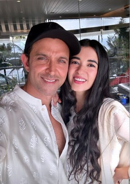 एक जैसी ड्रेस..क्यूट स्माइल, Hrithik Roshan और Saba Azad ने एक साथ मनाई दिवाली, देखें तस्वीरें