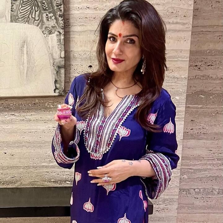 दिवाली के खास दिन रवीना टंडन नेवी ब्लू सूट में नजर आईं, एक्ट्रेस ने इस लुक को सिंपल रखा और मिनिमम जूलरी पहने खुले बालों से इस ट्रेडिशनल लुक को कंप्लीट किया.