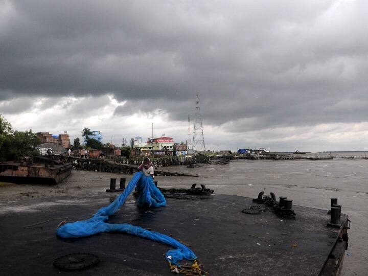 Cyclone Sitrang: सितरंग चक्रवात से बांग्लादेश में तबाही, 35 लोगों की गई जान cyclone Sitrang Live Updates Rain lashes Northeast as Sitrang weakens into low pressure area Cyclone Sitrang: सितरंग चक्रवात से बांग्लादेश में तबाही, 35 लोगों की गई जान