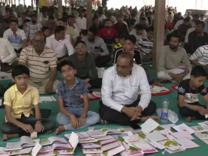 सूरत के बीएपीएस श्री स्वामीनारायण मंदिर में व्यापारियों ने अपने बही-खाते की पूजा की.