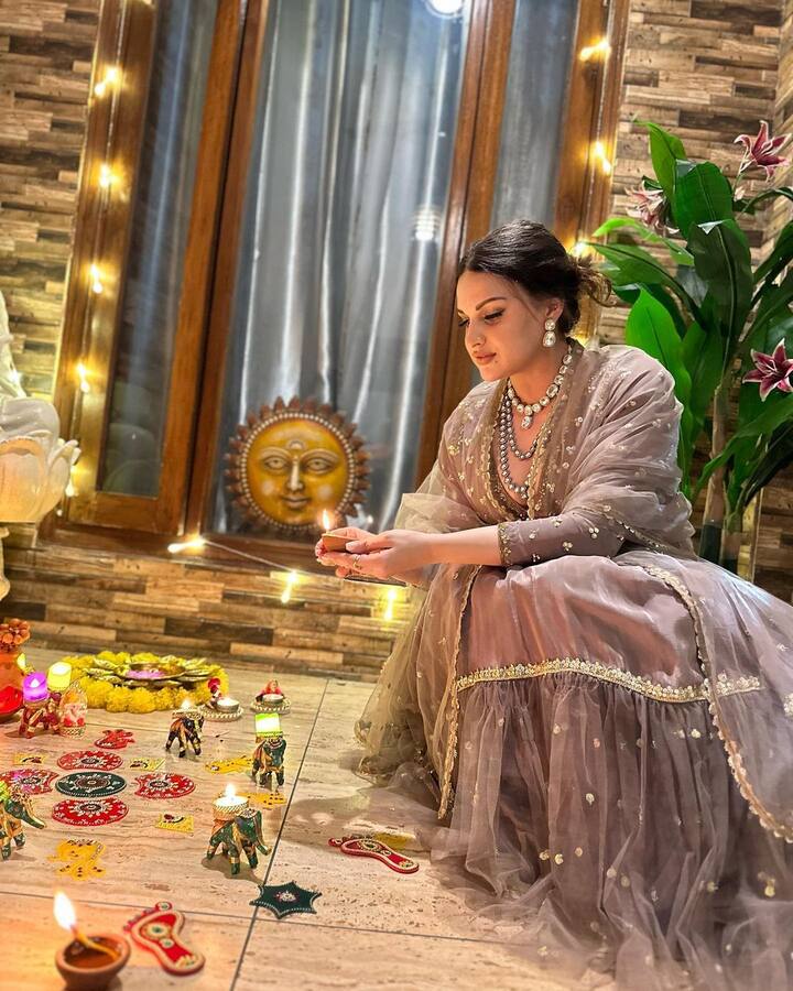 बता दें कि तस्वीरों को शेयर करते हुए हिमांशी ने अपने फैंस को दिवाली की बधाई दी है. उन्होंने कैप्शन में लिखा कि, हैप्पी दिवाली.