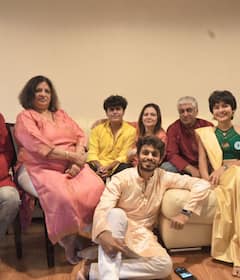 Diwali Look: शॉर्ट हेयर-झुमका ईयररिंग्स और क्रॉप टॉप, तारक मेहता... फेम निधि का कूल साड़ी लुक