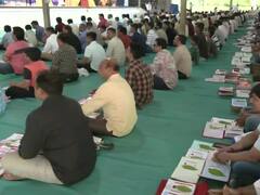 BAPS Shri Swaminarayan Mandir: गुजरात में दिवाली पर मंदिर में व्यापारियों ने की अपने बही-खाते की पूजा, देखें तस्वीरें