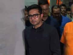 অস্ত্রোপচার করিয়ে ফিরেই মমতার বাড়ি, এ বার কালীঘাট মন্দিরে পুজো দিলেন অভিষেক