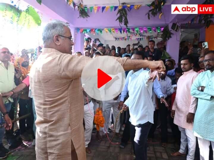 Durg Chhattisgarh CM Bhupesh Baghel as per tradition celebrated Govardhan Puja ANN Watch: मुख्यमंत्री भूपेश बघेल क्यों खा रहे हैं वीरेंद्र ठाकुर से कोड़े? क्या है इसके पीछे कहानी, जानें यहां