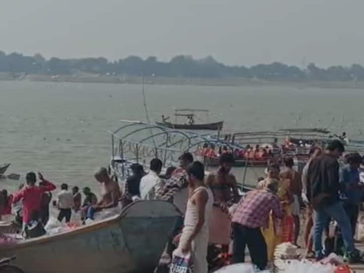 Prayagraj Uttar Pradesh devotees outside temples for Sangam spiritual practice to avoid effects ANN Surya Grahan 2022: ग्रहण के प्रभाव से बचने के लिए संगम में श्रद्धालुओं ने लगाई आस्था की डुबकी, मंदिरों के बाहर उमड़ा हुजूम