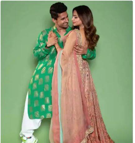 ਇਨ੍ਹਾਂ ਤਸਵੀਰਾਂ 'ਚ ਰਵੀ ਸਰਗੁਣ 'ਤੇ ਜਮ ਕੇ ਪਿਆਰ ਲੁਟਾਉਂਦੇ ਨਜ਼ਰ ਆ ਰਹੇ ਹਨ। ਇਕ ਤਸਵੀਰ 'ਚ ਰਵੀ ਸਰਗੁਣ ਨੂੰ ਗੱਲ੍ਹਾਂ 'ਤੇ ਕਿੱਸ ਕਰਦੇ ਨਜ਼ਰ ਆ ਰਹੇ ਹਨ।