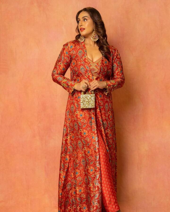 दरअसल, हुमा कुरैशी की जिन तस्वीरों का जिक्र यहां किया जा रहा है, उन्हें दिवाली के दिन हुमा ने इंस्टाग्राम पर शेयर किया है.