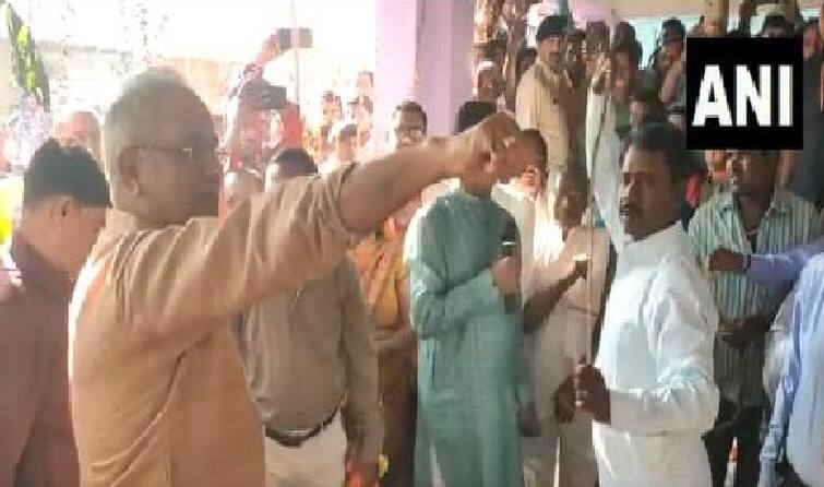 Watch:  Chhattisgarh CM Bhupesh Baghel getting whipped as part of a ritual on the occasion of Gauri-Gaura Puja in Durg Gauri Gaura Puja: આ રાજ્યના મુખ્યમંત્રીએ હાથ પર મરાવ્યા ચાબુકના ફટકા, જાણો શું છે કારણ, જુઓ વીડિયો