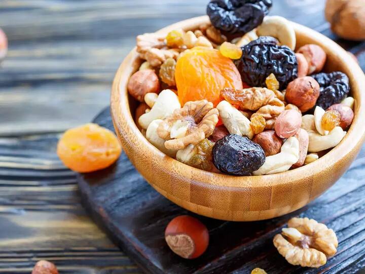 ਜਿਸ ਤਰ੍ਹਾਂ ਅਸੀਂ ਦਾਲਾਂ ਅਤੇ ਕੁਝ ਅਨਾਜਾਂ ਨੂੰ ਪਹਿਲਾਂ ਭਿੱਜਦੇ ਹਾਂ, ਉਸੇ ਤਰ੍ਹਾਂ ਸਾਨੂੰ ਸੁੱਕੇ ਮੇਵੇ ਨੂੰ ਵੀ ਭਿੱਜਣਾ ਚਾਹੀਦਾ ਹੈ ਤਾਂ ਜੋ ਉਨ੍ਹਾਂ ਵਿਚ ਮੌਜੂਦ ਫਾਈਟਿਕ ਐਸਿਡ ਦੂਰ ਹੋ ਜਾਵੇ।