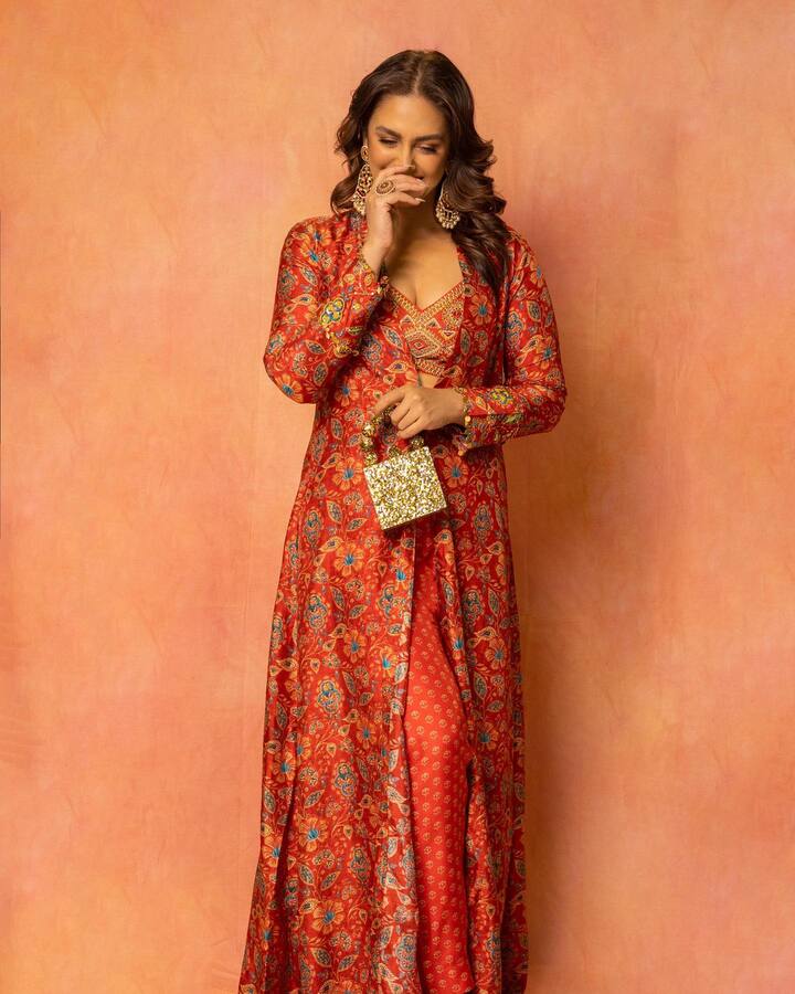 ਬਾਲੀਵੁੱਡ ਅਭਿਨੇਤਰੀ Huma Qureshi ਕਿਸੇ ਵੀ ਵੱਖਰੀ ਪਛਾਣ ਵਿੱਚ ਦਿਲਚਸਪੀ ਨਹੀਂ ਰੱਖਦੀ। Huma Qureshi ਦਿਵਾਲੀ ਦੇ ਮੌਕੇ 'ਤੇ ਤਿਉਹਾਰੀ ਰੰਗਾਂ 'ਚ ਨਜ਼ਰ ਆਈ। ਇਸ ਦੌਰਾਨ ਹੁਮਾ ਦੀਆਂ ਤਾਜ਼ਾ ਤਸਵੀਰਾਂ ਨੇ ਸੋਸ਼ਲ ਮੀਡੀਆ 'ਤੇ ਧੂਮ ਮਚਾ ਦਿੱਤੀ ਹੈ।