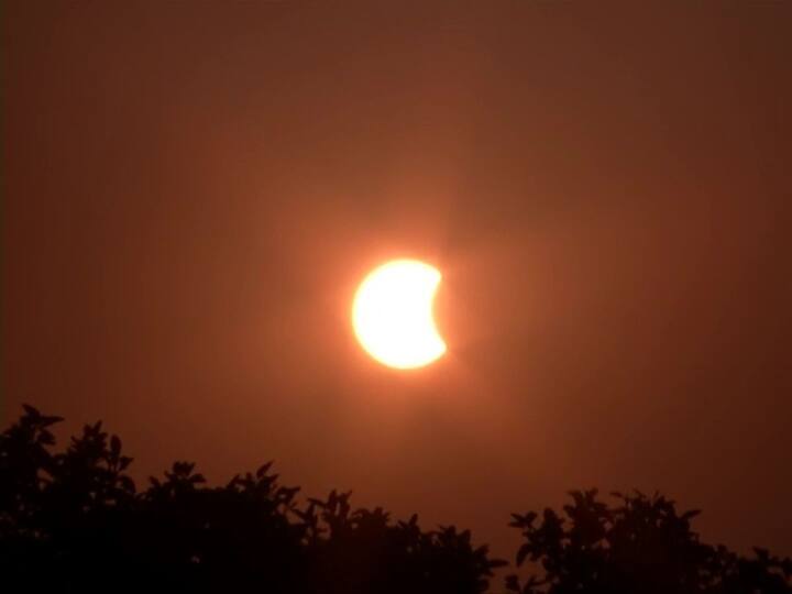 Solar Eclipse: বিশ্বের বিভিন্ন প্রান্তে দেখা গিয়েছে খণ্ডগ্রাস সূর্যগ্রহণ। প্রথম দেখা গিয়েছে আইসল্যান্ড থেকে।