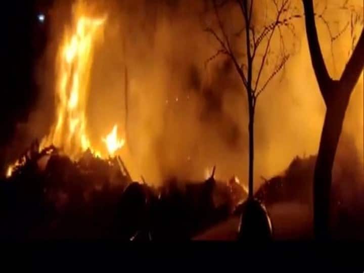 Maharashtra: Fire broke out at 11 places in Thane due to firecrackers Thane News: दिवाली की रात ठाणे में पटाखों से 11 जगहों पर लगी आग, कोई हताहत नहीं