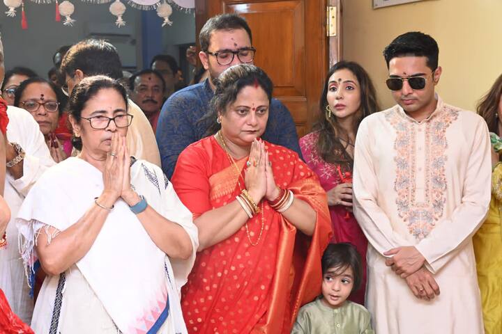 সন্তানদের নিয়ে সস্ত্রীক উপস্থিত ছিলেন অভিষেক বন্দ্যোপাধ্যায়ও।