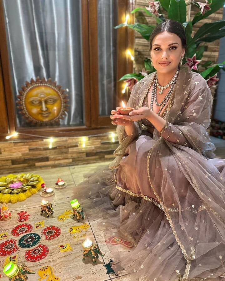 Himanshi Khurana Diwali Wish: बिग बॉस फेम हिमांशी खुराना (Himanshi Khurana) पंजाबी की फेमस और खूबसूरत एक्ट्रेसेस में से एक हैं. हिमांशी सोशल मीडिया पर भी काफी एक्टिव हैं. हाल ही में उन्होंने अपने दिवाली सेलिब्रेशन की कुछ तस्वीरें फैंस के साथ शेयर की हैं. जिसमें वो लहंगा-चोली पहने नजर आईं.