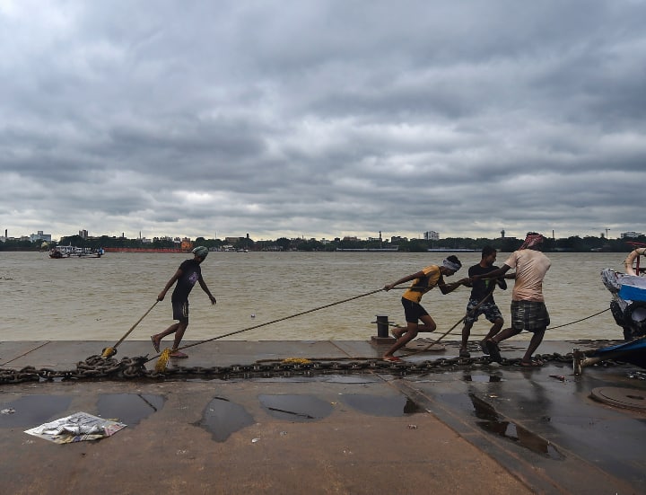 Cyclone Sitrang Live: चक्रवाती तूफान सितरंग का कहर, बांग्लादेश में 7 की मौत, बंगाल में बारिश शुरू और मेघालय में हाई अलर्ट