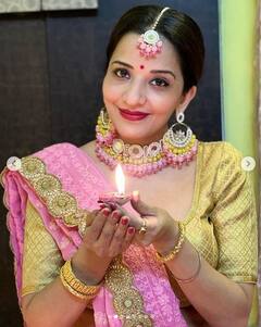 Diwali Celebrations: ਮੰਗ ਟਿਕਾ, ਵੱਡੇ ਇਰਰਿੰਗਸ ਨਾਲ ਪਿੰਗ ਸਾੜ੍ਹੀ 'ਚ ਬੇੱਹਦ ਖੂਬਸੂਰਤ ਦਿਖੀ ਮੋਨਾਲੀਸਾ, ਇਕੱਲੇ ਮਨਾਈ ਦੀਵਾਲੀ