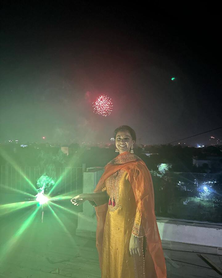 ఆ తర్వాత ‘మహానటి’ సినిమాతో తెలుగులో స్టార్ హీరోయిన్ క్రేజ్ తెచ్చుకున్నది. Photo@Keerthy Suresh/instagram
