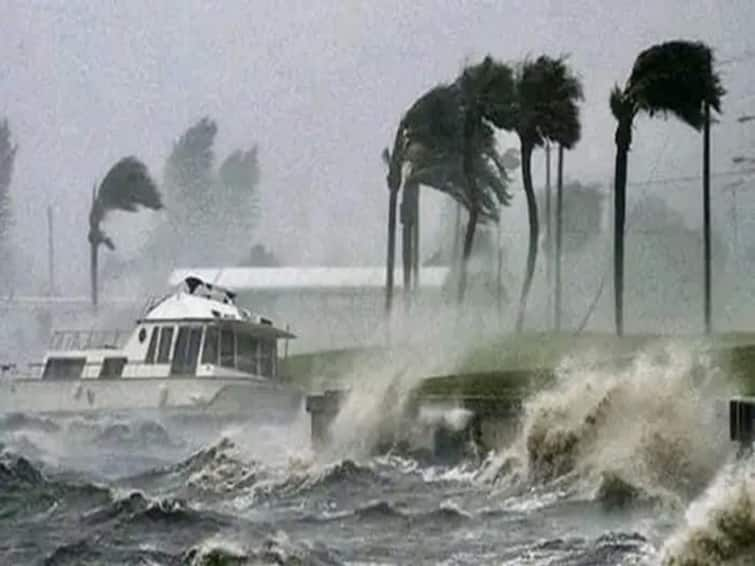 Cyclone Sitrang kills 7 in Bangladesh heavy rain likely in parts of India Cyclone Sitrang: நள்ளிரவில் கரையை கடந்த சிட்ரங் புயல்.. 7 பேரை உயிரை பறித்த சோகம்..!