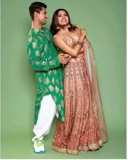 ਤਸਵੀਰਾਂ 'ਚ ਰਵੀ-ਸਰਗੁਣ ਦੀ ਜ਼ਬਰਦਸਤ ਬਾਂਡਿੰਗ ਦੇਖਣ ਨੂੰ ਮਿਲੀ। ਸਰਗੁਣ ਪੀਚ ਰੰਗ ਦੇ ਲਹਿੰਗੇ 'ਚ ਖੂਬਸੂਰਤ ਲੱਗ ਰਹੀ ਸੀ।