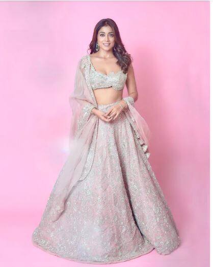 ਸਾਊਥ ਦੀ ਖੂਬਸੂਰਤ ਅਦਾਕਾਰਾ ਸ਼੍ਰਿਯਾ ਸਰਨ ਨੇ ਬਹੁਤ ਘੱਟ ਸਮੇਂ 'ਚ ਬਾਲੀਵੁੱਡ 'ਚ ਖਾਸ ਪਛਾਣ ਬਣਾ ਲਈ ਹੈ। ਆਪਣੀ ਫਿਲਮ 'ਦ੍ਰਿਸ਼ਯਮ 2' ਤੋਂ ਇਲਾਵਾ ਅਭਿਨੇਤਰੀ ਇਨ੍ਹੀਂ ਦਿਨੀਂ ਪਾਪਰਾਜ਼ੀ ਦੇ ਸਾਹਮਣੇ ਆਪਣੇ ਪਤੀ ਨਾਲ ਲਿਪਲੌਕ ਲਈ ਵੀ ਕਾਫੀ ਸੁਰਖੀਆਂ ਬਟੋਰ ਰਹੀ ਹੈ। ਇਸ ਦੌਰਾਨ ਉਨ੍ਹਾਂ ਨੇ ਇਕ ਵਾਰ ਫਿਰ ਤੋਂ ਦੀਵਾਲੀ 'ਤੇ ਪਤੀ ਨੂੰ ਕਿੱਸ ਕਰਦੇ ਹੋਏ ਕੁਝ ਤਸਵੀਰਾਂ ਆਪਣੇ ਫ਼ੈਨਜ ਨਾਲ ਸ਼ੇਅਰ ਕੀਤੀਆਂ ਹਨ।