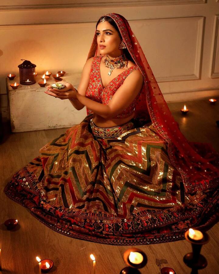 Neha Malik Diwali Photo:  24 अक्टूबर को देश का हर कोना दीये से जगमगाता हुआ नजर आया. वहीं भोजपुरी इंडस्ट्री में दिवाली की धूम देखने को मिली. वहीं भोजपुरी की फेमस एक्ट्रेस नेहा मलिक (Neha Malik) ने भी दिवाली के मौके पर अपनी कुछ तस्वीरें सोशल मीडिया पर शेयर की है. जिसमें वो दुल्हन की तरह सजी नजर आ रही हैं.