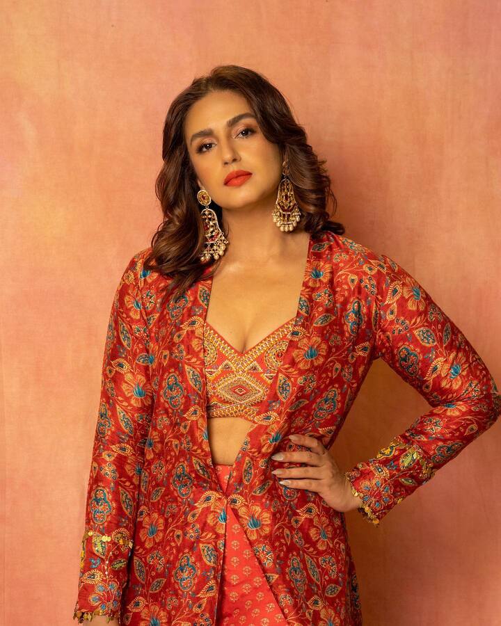 Huma Qureshi ਦੀਆਂ ਇਨ੍ਹਾਂ ਤਸਵੀਰਾਂ 'ਚ ਤੁਸੀਂ ਦੇਖ ਸਕਦੇ ਹੋ ਕਿ ਬ੍ਰਾਈਟ ਰੈੱਡ ਇੰਡੋ ਵੈਸਟਰਨ ਡਰੈੱਸ 'ਚ ਉਸ ਦਾ ਲੁੱਕ ਕਾਫੀ ਸ਼ਾਨਦਾਰ ਲੱਗ ਰਿਹਾ ਹੈ।