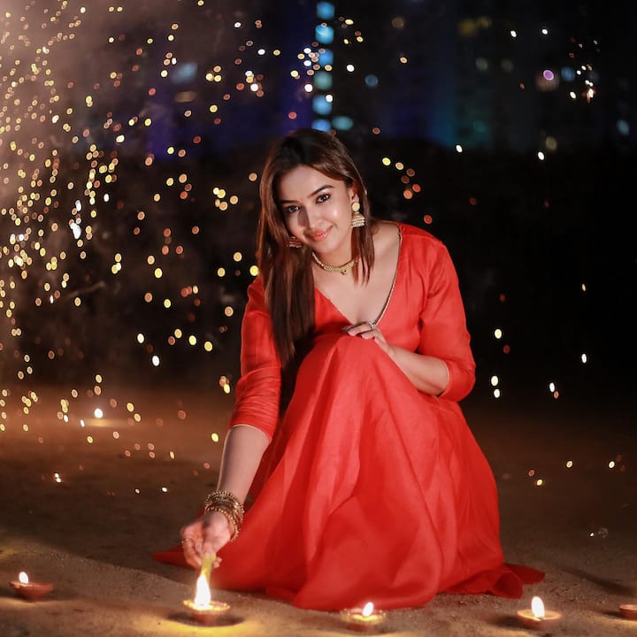 రాజుగాడు, హ్యాపీ వెడ్డింగ్, బ్రాండ్ బాబు, వేర్ ఈజ్ వెంకటలక్ష్మి, సెవెన్, కల్కి, మిస్ ఇండియా సినిమాల్లో నటించింది. Photo Credit: Poojitha Ponnada/Instagram