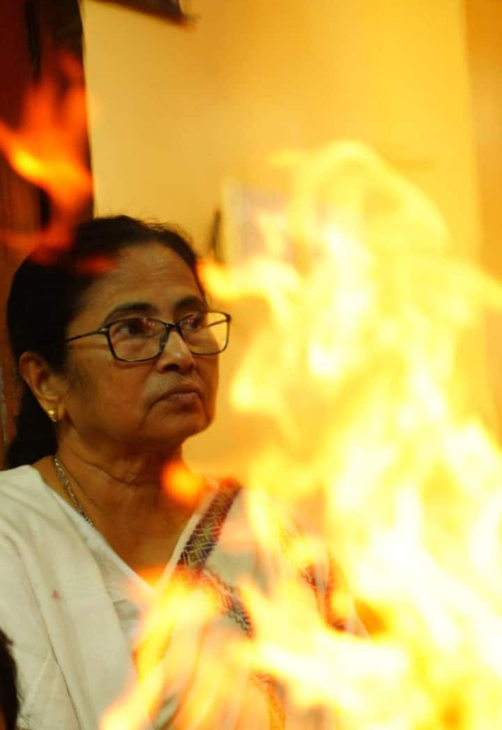 এদিন পুজোর তদারকির মাঝেই সিত্রাং-এর গতিবিধির দিকেও নজর ছিল তাঁর।