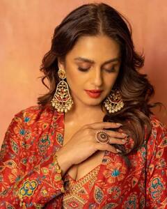 Pics: દિવાળી પર જોવા મળી Huma Qureshiની ધમાકેદાર સ્ટાઇલ, ઇન્ડો-વેસ્ટર્ન ડ્રેસમાં શેર કરી આવી તસવીરો.......