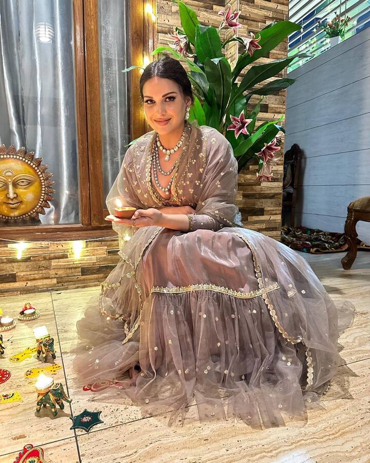 हिमांशी ने अपने हाथ में दीया भी लिया है और घर में रंगोली भी बना रखी है. जो घर को बहुत ही खूबसूरत लुक दे रही हैं.