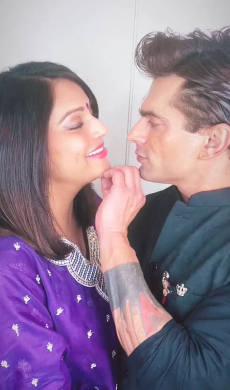 दोनों ही एक्ट्रेस सेम कलर की ड्रेस पहने नजर आईं. सोशल मीडिया पर Mom-to-be बिपाशा बसु-देबिना बनर्जी का गॉर्जियस एथनिक लुक चर्चा में बना हुआ है.