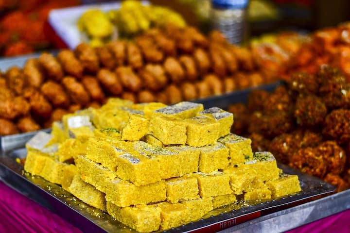 আয়ুর্বেদ বিশেষজ্ঞদের (Ayurveda Experts) মতে, মিষ্টি হজম হতে অনেক বেশি সময় নেয়। তাই এটি খাওয়া দরকার যেকোনও খাবারের আগে। তাতে সেই খাবারের সঙ্গে তা সহজেই হজম হয়ে যেতে পারে।