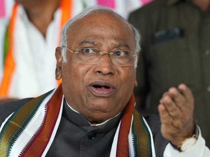 mallikarjun kharge will continue to be leader of opposition in rajya sabha and also congress president Mallikarjun Kharge : मल्लिकार्जुन खर्गे यांच्याकडे दुहेरी जबाबदारी, काँग्रेस अध्यक्ष पदासह राज्यसभेत विरोधी पक्षनेते